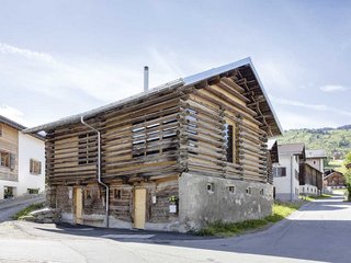 Um die rohe, archaische Qualität des Baus zu bewahren, liess der Architekt die äussere Hülle unangetastet. Der lockere Strickbau dient nun als Rahmen für ein in sich autonomes Haus. Unverändert prägt der ehemals ungenutzte Stall das Dorfbild von Degen. 
