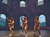 Sie ist mit Ketten an der Decke befestigt und ermöglicht das vertikale Theaterspektakel. 
