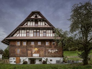 Das historische Vogthaus umfasste ursprünglich zwei Wohnungen, heute befindet sich nur noch eine darin – mit Lift, wohlgemerkt! Auf der Rückseite des Gebäudes ist der grosse Scheunenteil untergebracht.
