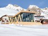 Die grossen Holzstufen heben die Bar bei viel Schnee vom Boden ab und dienen gleichzeitig als Sitzgelegenheit.
