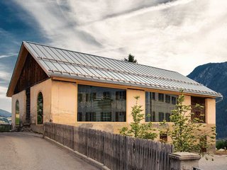 Von 1864 stammt das Anwesen Sontga Crousch. Der wohlhabende Riomer Bauernsohn Lurintg Carisch erbaute es. 
