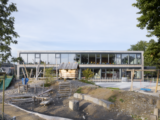Schulhaus Feld mit Spielplatz der beiden Kindergärten
