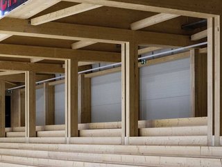 Die Tribüne aus Nadelholz lastet auf Trägern aus hochbelastbarer Stabbuche. 
