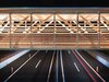 Das Herzstück bildet die 27 Meter lange, gedeckte Fachwerkbrücke direkt über der Autobahn – eine Seltenheit in der Schweiz.
