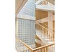 Aufgrund des Kamineffekts, bei dem warme Luft nach oben abzieht, trägt das Treppenhaus wesentlich zur passiven Gebäudekühlung bei.