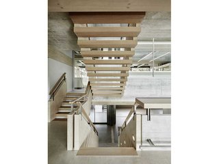 Die verschiedenen Etagen sind mit Holztreppen verbunden. Die Treppenwangen bestehen aus Brettschichtholz, analog der Gebäude-Tragkonstruktion.
