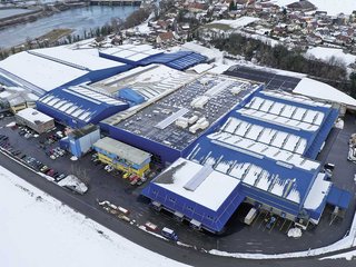 Gehüllt in das typische Kuratle-Blau, sind die Ersatzneubauten – die Hallen 8, 9 und 11 – optisch in das Industrieareal in Leibstadt (AG) integriert. Das Gelände ist seit den 1990er-Jahren im Besitz des Unternehmens und wird seitdem sukzessive modernisiert.
