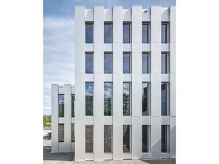 Die Aluminiumfassade in der Ansicht Nord-Ost. 
