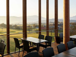 Die Terrasse des "Albero" im Golfpark Holzhäusern.
