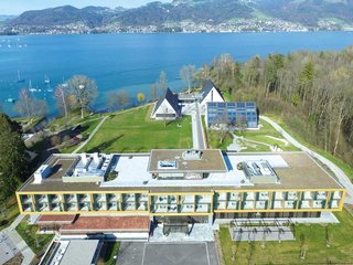 96 Meter lang, 22 Meter breit: Das sind die Dimensionen des umgebauten Hauptgebäudes, das um zwei Etagen in Holzbauweise aufgestockt wurde.
