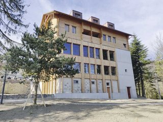 Das alte Gasthaus Hergiswald war dringend sanierungsbedürftig. Auf den bestehenden Grundmauern steht der viergeschossige Holzbau mit Giebeldach. 

