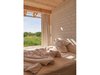 Vom Bett aus geht der Blick in die Landschaft.
