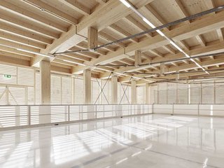 Die Gesamtlänge der Curlinghalle beträgt etwa 50 Meter, die Breite etwa 21 Meter. Daraus ergibt sich eine Dachfläche von über 1000 Quadratmetern. 
