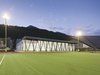 Längsschnitt mit Fassadenansicht: Die Trainingshalle ist 10 Meter hoch, 66 Meter lang und 48 Meter breit. Das Flachdach hat ein Gefälle von zwei Grad. 
