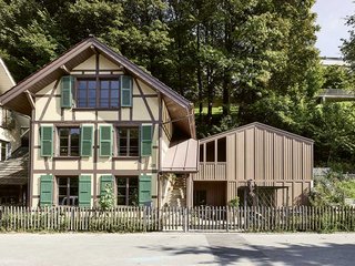 Tradition und Moderne vereint: links das sanierte Fachwerkhaus, Baujahr 1877, rechts der dezent angefügte Holzrahmenbau.
