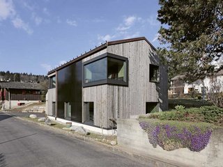 Im gleichen Umriss wie das vorherige Haus präsentiert sich in Flims das Plusenergiehaus mit Holz- und Fotovoltaikfassade.
