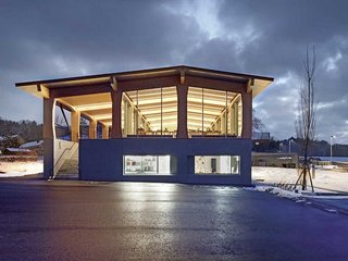 «Akropolis vom Bodensee» nennen die Leute vom Dorf das neue Gastronomiegebäude. Die Säulenhalle steht exemplarisch für den Wandel hin zu Offenheit und Transparenz.
