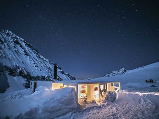 Der Spa-Bungalow besteht aus fünf Elementen und wird als fixfertige Einheit geliefert. Er ist autark und kann als Solitär irgendwo in der Landschaft platziert werden. 
