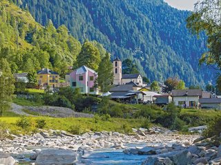 Dicht bewaldete Hänge, Wasserfälle und der tosende Wildwasserfluss prägen das Calancatal. Rossa ist das letzte Dorf – von hier führt nur ein Saumpfad weiter in die Berge. 
