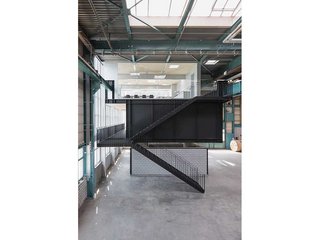 Das neue Aufenthalts- und Garderobengebäude kommt in der Werkhalle am südlichen Halleneck zum Stehen, unter einer nicht mehr genutzten Kranbahn.
